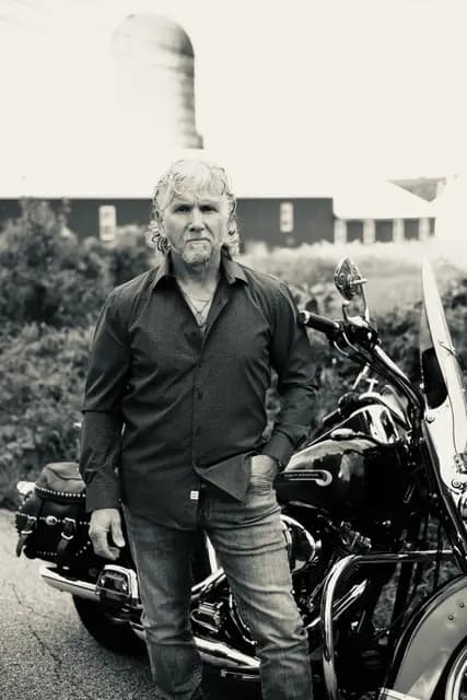 Black and white portrait, hand in pocket by the handlebars