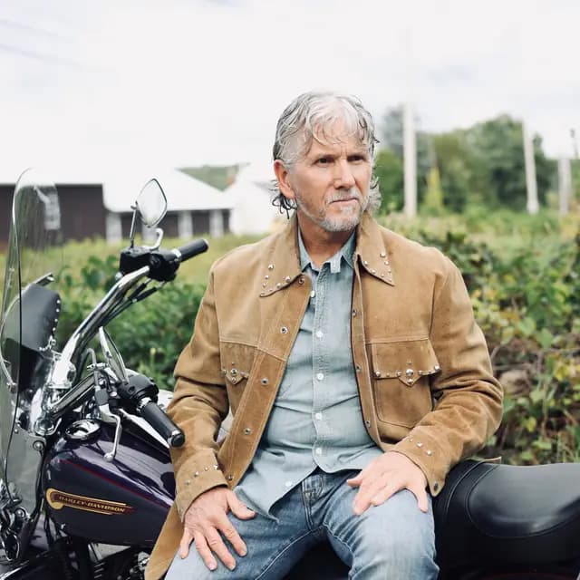 A distant gaze from the saddle, chambray under suede